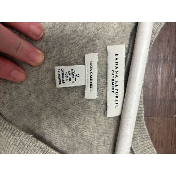 Banana Republic 100% Cashmere V-Neck Sweater, Sz Medium + - Picture 3 of 7